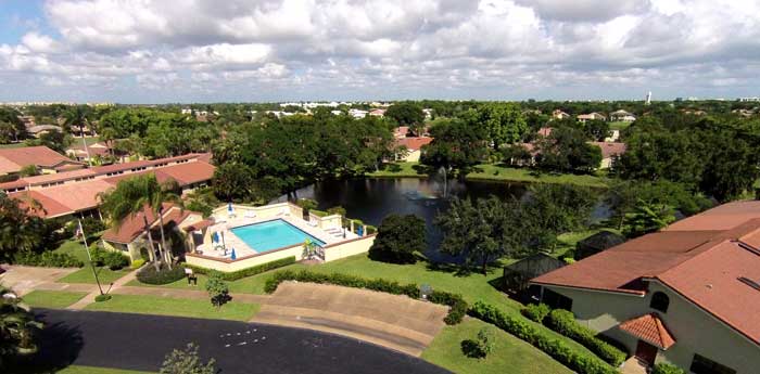 VILLAS ON THE GREEN - COMMUNITY POOL AND LAKE